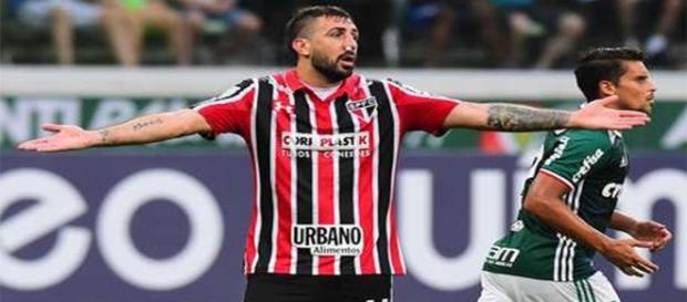 Pratto quebra o nariz durante clássico Pratto quebra o nariz durante clássico