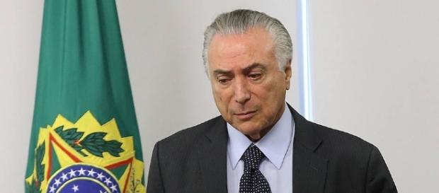 Temer corre risco de cassação caso denúncias de caixa dois contra chapa pela qual foi eleito se confirmem. Temer corre risco de cassação caso denúncias de caixa dois contra chapa pela qual foi eleito se confirmem.