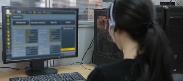 Una giovane impegnata in un'attività lavorativa Una giovane impegnata in un'attività lavorativa