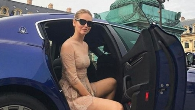Chiara Ferragni in posa trasgressiva a Parigi
