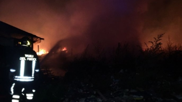 Foggia, rogo nel ghetto degli immigrati: morto un ventenne ... - repubblica.it