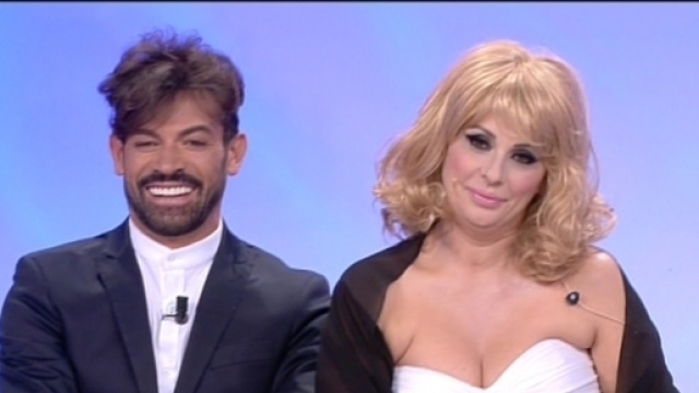Tina Cipollari troppo provocante e il web si scatena - VIDEO | FOTO - funweek.it