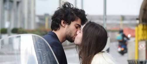 Aurora Ramazzotti mentre bacia il suo ex fidanzato Edoardo Gori.