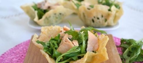 Cestini di parmigiano, rucola e salmone (foto - misya.info)