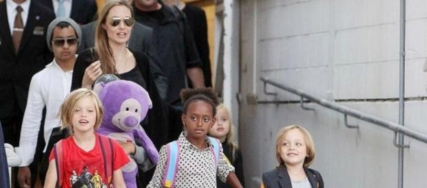Angelina Jolie com as crianças Angelina Jolie com as crianças