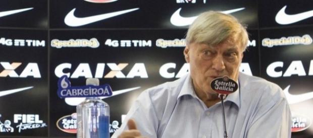 Flávio Adauto garante permanência de jogador Flávio Adauto garante permanência de jogador