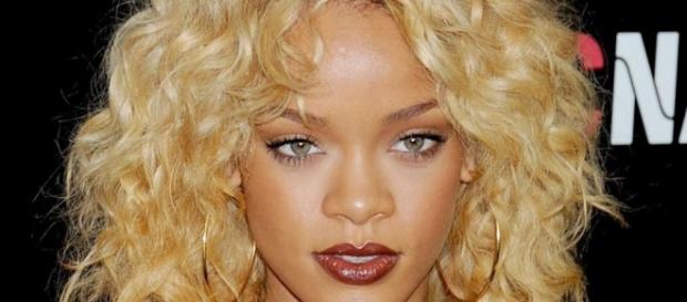 Look de Rihanna : Blonde platine en 2012, les cheveux décolorés ... - meltyfashion.fr Look de Rihanna : Blonde platine en 2012, les cheveux décolorés ... - meltyfashion.fr