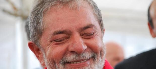 Lula está sorrindo a toa nas pesquisas presidenciais Lula está sorrindo a toa nas pesquisas presidenciais