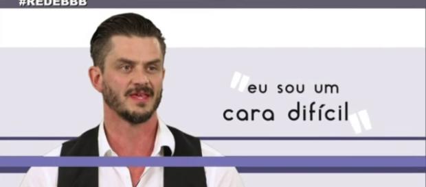O médico surtou dentro da casa O médico surtou dentro da casa