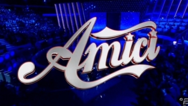 Amici gossip: è nato un amore dietro le quinte? Ecco tra chi.