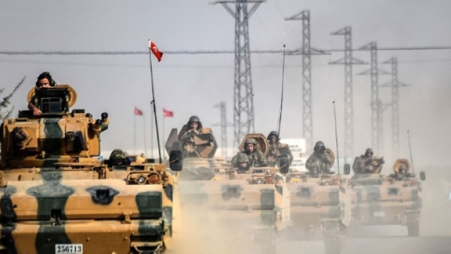 L’avanzata dei carri armati turchi verso Jarabulus, nell’agosto del 2016