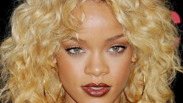 Look de Rihanna : Blonde platine en 2012, les cheveux décolorés ... - meltyfashion.fr