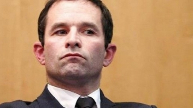 Présidentielle : Benoit Hamon hausse le ton