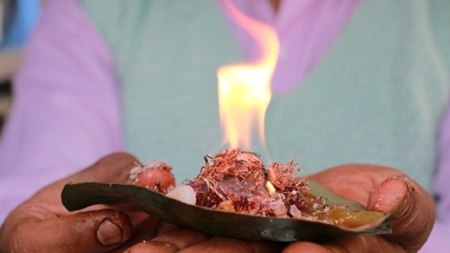 Una foglia di Betel farcita ed infuocata.