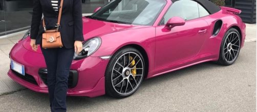 Michelle Hunziker riceve una Porsche fucsia per i quarant'anni