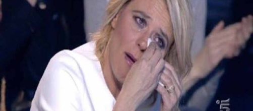 Spettacolo, Maria De Filippi piange in Diretta TV: boom di ascolti - retenews24.it