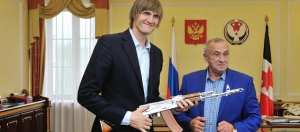 Andrei Kirilenko recibiendo una AK-47 Andrei Kirilenko recibiendo una AK-47