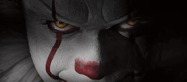 Bill Skarsgard dans la peau de Grippe-Sou le clown Bill Skarsgard dans la peau de Grippe-Sou le clown