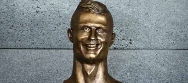 Noticias de Famosos: El busto de Cristiano Ronaldo, el nuevo Ecce ... - elconfidencial.com Noticias de Famosos: El busto de Cristiano Ronaldo, el nuevo Ecce ... - elconfidencial.com