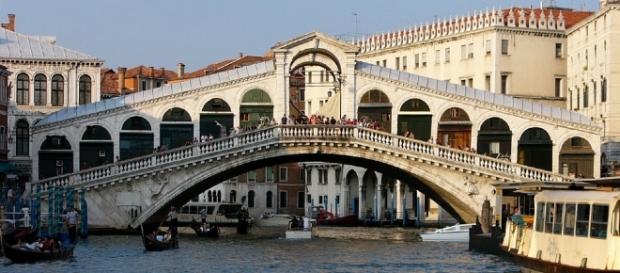 Una foto del Ponte di Rialto a Venezia Una foto del Ponte di Rialto a Venezia