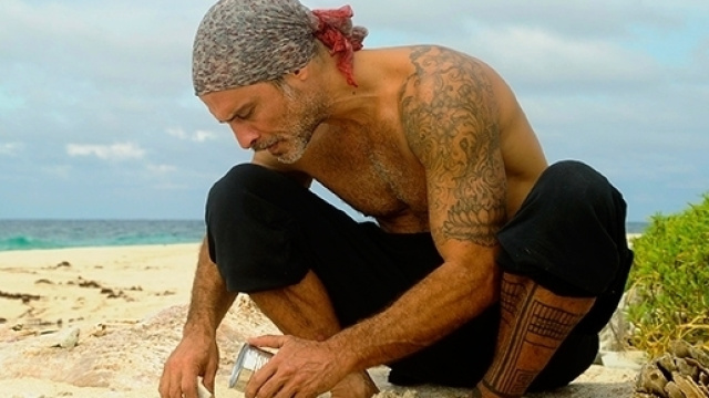 L'isola dei famosi 2017: Raz Degan morso da un animale