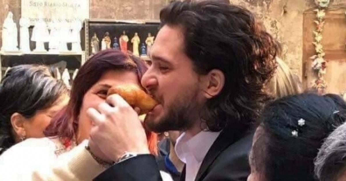 Kit Harington arriva a Napoli e la città impazzisce