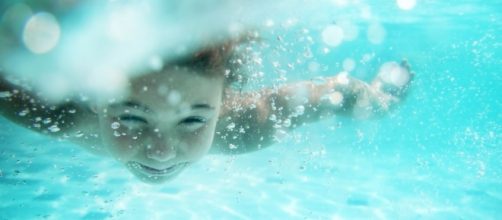 Fare pipì in piscina è pericoloso