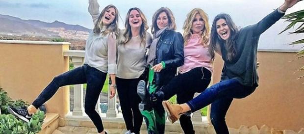 Ana Rosa y sus amigas de vacaciones Ana Rosa y sus amigas de vacaciones