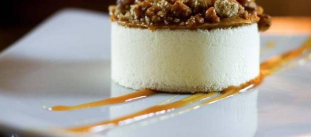 Torta crocante feita de biscoito com doce de leite Torta crocante feita de biscoito com doce de leite