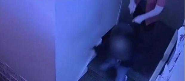 Câmeras gravaram a mulher jogando a menina das escadas Câmeras gravaram a mulher jogando a menina das escadas