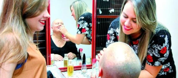 Mulher fingiu ter cancro para faltar ao trabalho. Mulher fingiu ter cancro para faltar ao trabalho.
