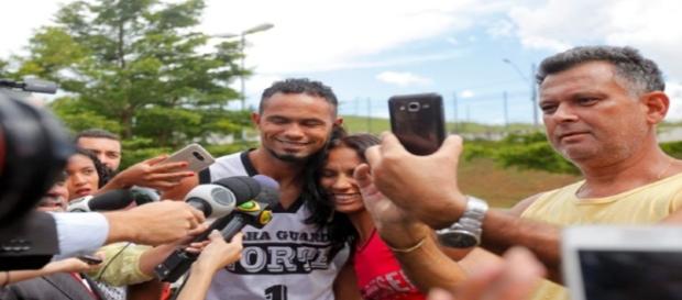 Selfie com o ex-goleiro Bruno (Fonte: http://www.sensacionalista.com.br/2017/03/03/15-selfies-que-mostram-que-a-humanidade-precisa-de-recall/) Selfie com o ex-goleiro Bruno (Fonte: http://www.sensacionalista.com.br/2017/03/03/15-selfies-que-mostram-que-a-humanidade-precisa-de-recall/)
