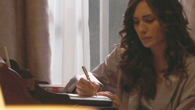 Camila scrive una lettera misteriosa