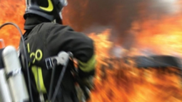 Fotografia di un vigile del fuoco in azione.