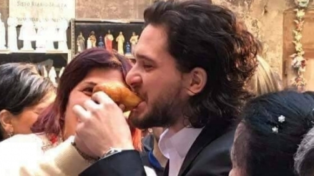 Kit Harington arriva a Napoli e la città impazzisce.