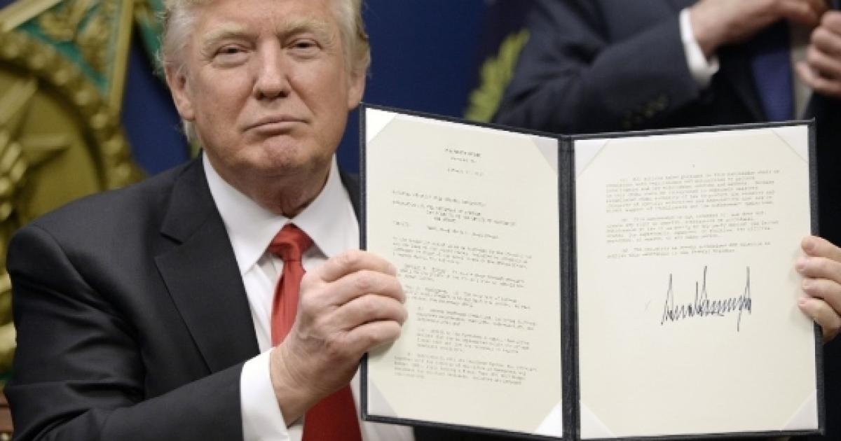 Trump's new executive order bans refugees from all countries