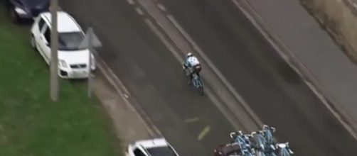 La rincorsa di Romain Bardet dopo la caduta