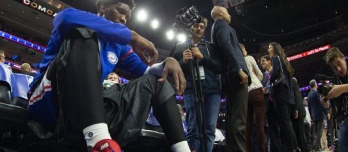 Sixers big man Joel Embiid is out for the rest of the season but still leads the ROY race. [Image via Blasting News image library/inquisitr.com]