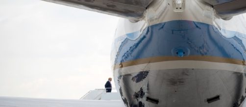 Trump salle sull'Air Force One di ritorno dalla residenza di Mar-a-Lago dopo un fine settimana 'infuocato'. Foto: Ny Times Twitter.