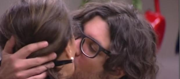 Ilmar dá um beijo em Ieda após brother ter chamado ela de amor Ilmar dá um beijo em Ieda após brother ter chamado ela de amor
