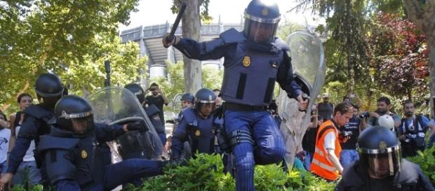 La police visée par des pétards et des tirs de mortier – Le Chat ... - wordpress.com La police visée par des pétards et des tirs de mortier – Le Chat ... - wordpress.com