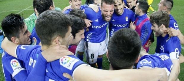 Los jugadores carbayones festejando el triunfo al final del partido. Foto: Real Oviedo Los jugadores carbayones festejando el triunfo al final del partido. Foto: Real Oviedo