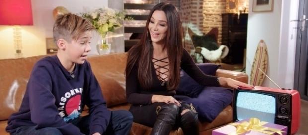 Mama Verona zeigt Diego einen "Kofferfernseher" / Foto: RTL Mama Verona zeigt Diego einen "Kofferfernseher" / Foto: RTL
