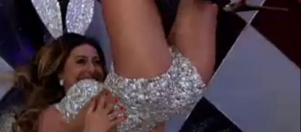 Sabrina Sato protagonizou mais um momento sensual Sabrina Sato protagonizou mais um momento sensual