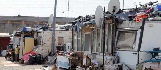 Sequestrati beni per 9 milioni di euro a 13 famiglie residenti nel campo nomadi di Bolzaneto, a Genova. Sequestrati beni per 9 milioni di euro a 13 famiglie residenti nel campo nomadi di Bolzaneto, a Genova.