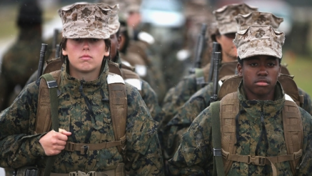 Donne Marines oggetto di violenze e commenti osceni: le foto postate su Facebook.