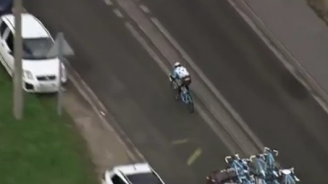 La rincorsa di Romain Bardet dopo la caduta