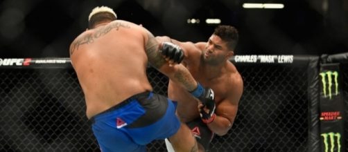 Alistair Overeem catches Mark Hunt with a straight right - fansided.com