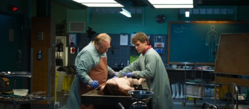 Brian Cox e Emile Hirsh in "Autopsy"