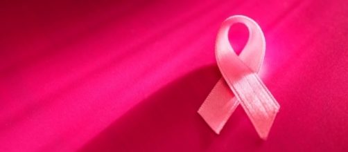 Il nastrino rosa è uno dei simboli della lotta contro il cancro al seno - Credits: James Palinsad (CC BY-SA 2.0), via Flickr